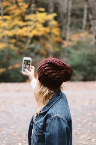 Meisje filmt zichzelf met mobiele telefoon